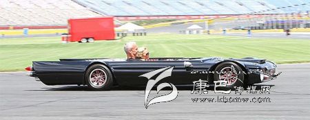 世界上最“扁”的汽車 躺著開！