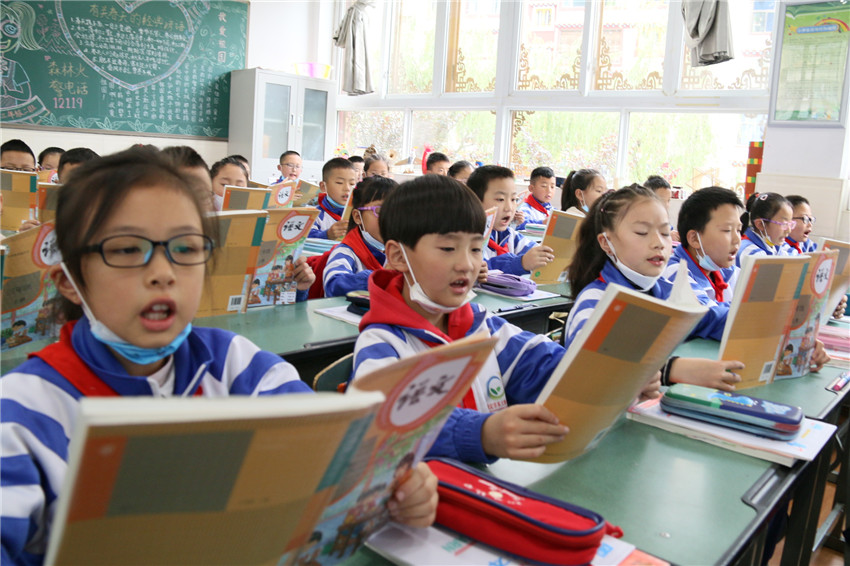 學(xué)生們在朗誦.jpg 學(xué)生們在朗誦.jpg