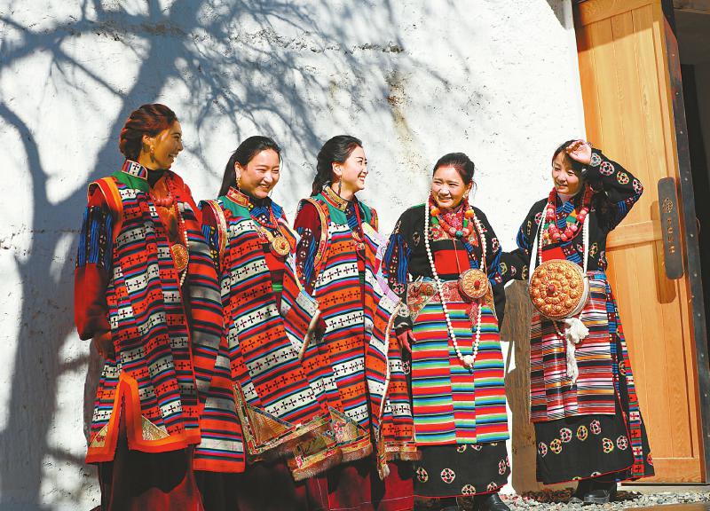 身穿鮮艷瘋裝.jpg 身穿鮮艷瘋裝.jpg