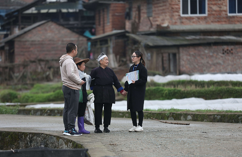 2022年3月24日，在廣西柳州市三江侗族自治縣良口鄉(xiāng)南寨村，紀(jì)檢監(jiān)察干部（右一、左一）在了解惠農(nóng)政策落實情況。