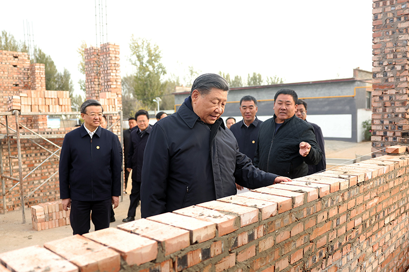 2023年11月10日，習(xí)近平總書記在河北保定涿州市刁窩鎮(zhèn)萬全莊村房屋重建施工現(xiàn)場考察。