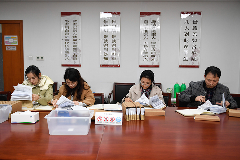 2020年1月8日，浙江寧波市北侖區(qū)紀(jì)委工作人員在檢查北侖區(qū)大數(shù)據(jù)發(fā)展管理中心2019年的公款消費(fèi)票據(jù)，查找是否存在違規(guī)問題。