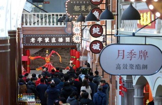 顧客在天津老字號集合店內(nèi)觀看演出。新華社記者 趙子碩 攝